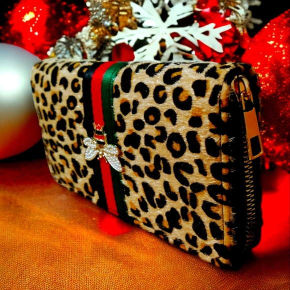 Women's Luxury Designer Cheetah Print Faux Fur Zip Around Wristlet Wallet - Picture 8 of 8